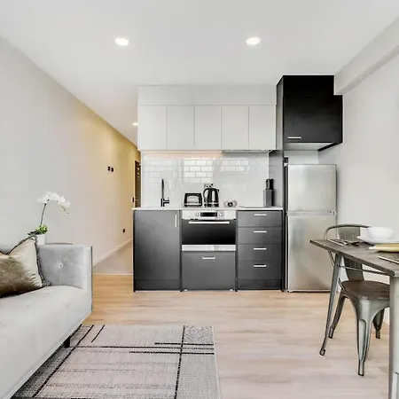 Modern Designed Ac 1B Apt With Pool Gym Sauna In Cbd